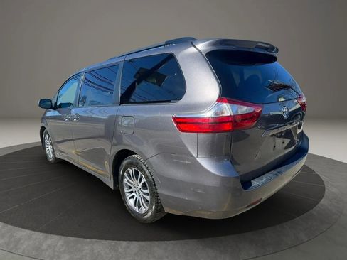 Used 2019 Toyota Sienna XLE image 7