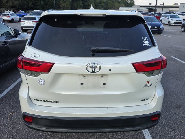 Used 2019 Toyota Highlander XLE FWD image 3