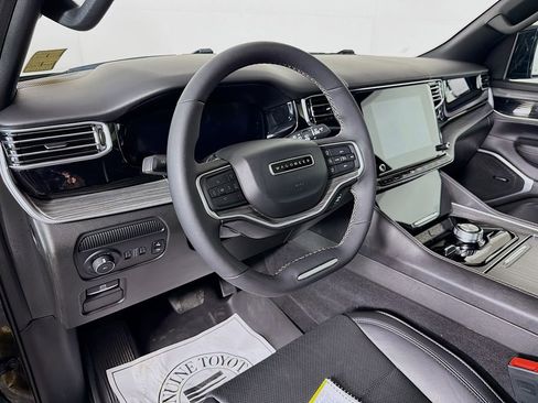 Used 2023 Jeep Wagoneer L Series II w/ Premium Group I image 10