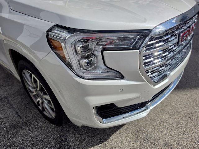 Used 2024 GMC Terrain Denali w/ Denali Premium Package AWD/4WD image 8