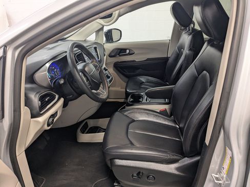 Certified 2024 Chrysler Pacifica Touring-L FWD image 20