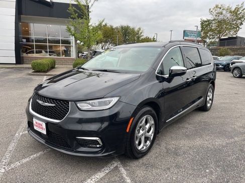 Used 2023 Chrysler Pacifica Limited image 2