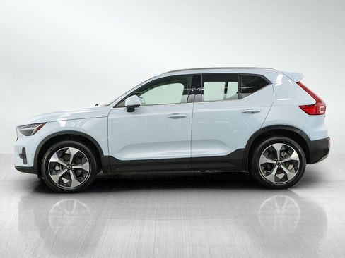 Used 2025 Volvo XC40 B5 Plus AWD/4WD image 2