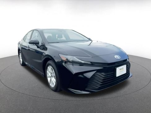 Used 2025 Toyota Camry LE image 3