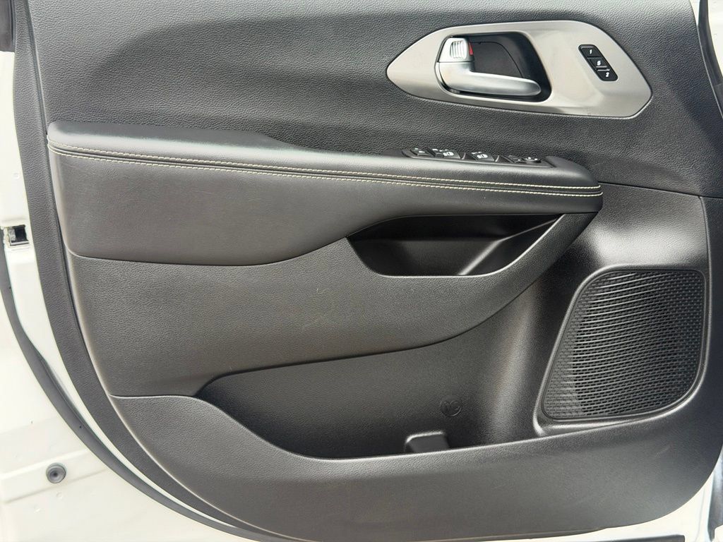 Used 2025 Chrysler Pacifica Select FWD image 24