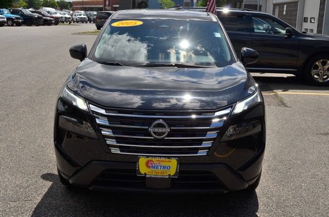 Used 2025 Nissan Rogue SV AWD/4WD image 3