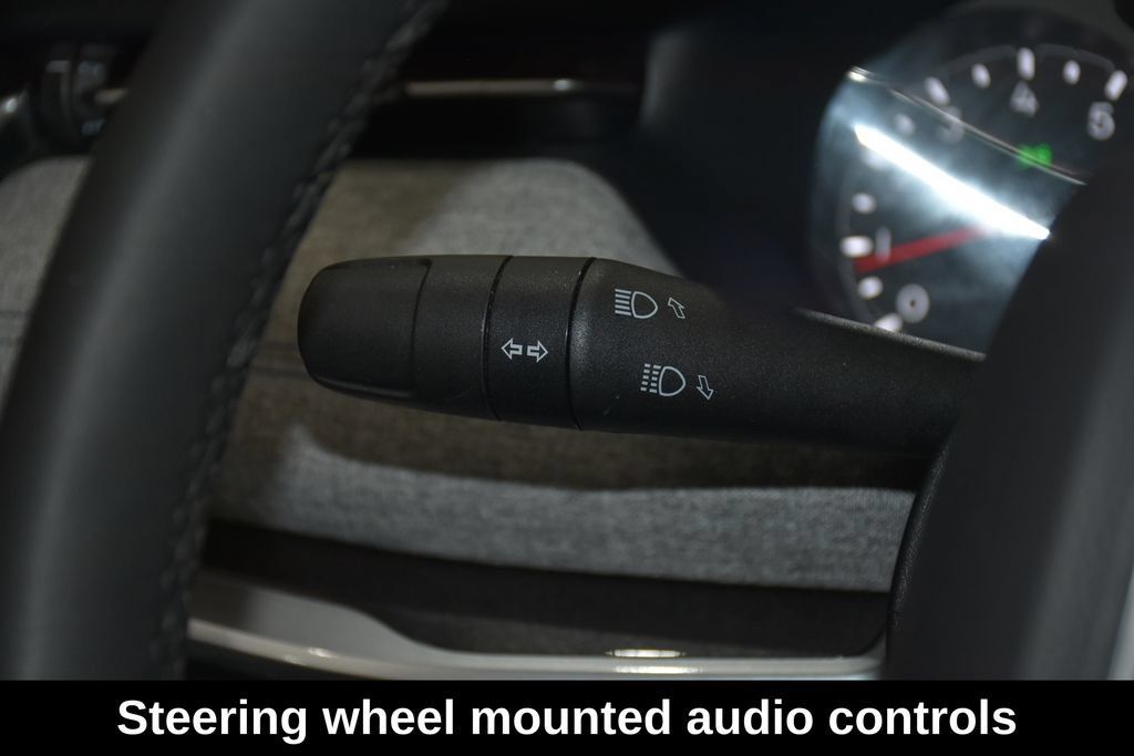 Used 2025 Jeep Compass Latitude w/ Sun & Sound Group AWD/4WD image 12