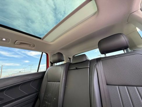 Used 2022 Volkswagen Tiguan SE w/ Panoramic Sunroof Package image 9