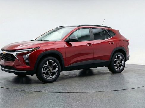 Used 2025 Chevrolet Trax LT w/ LT Convenience Package image 3