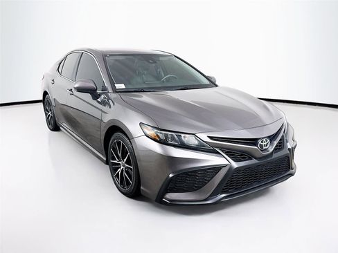 Used 2021 Toyota Camry SE image 1