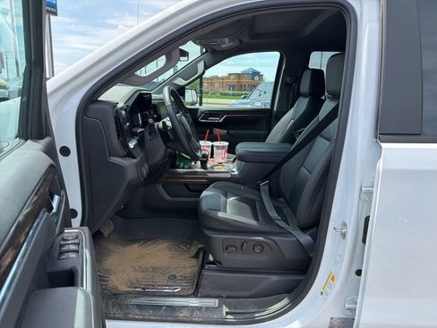 Used 2025 Chevrolet Silverado 1500 LT Trail Boss w/ LT Trail Boss Premium Package AWD/4WD image 6