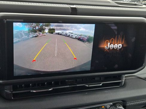 Used 2025 Jeep Wrangler Unlimited Sahara AWD/4WD image 15
