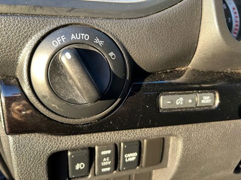 Used 2018 Nissan Titan SV w/ SV Convenience Package RWD image 18