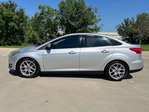 Used 2015 Ford Focus SE w/ Equipment Group 201A FWD image 9