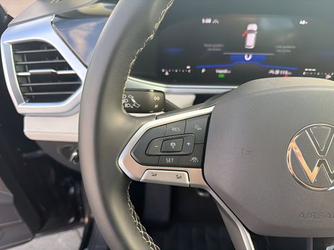 Used 2025 Volkswagen Taos SE image 14