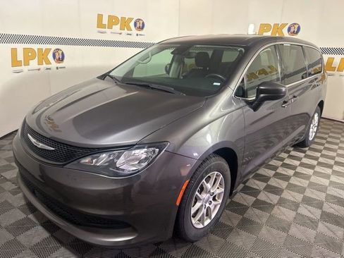 Used 2023 Chrysler Voyager LX FWD image 11