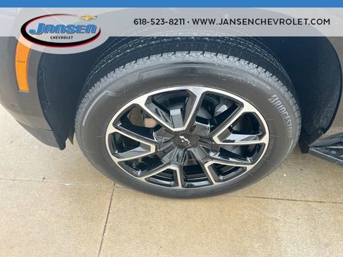 Used 2025 Chevrolet Suburban RST image 32