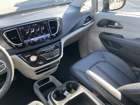 Used 2024 Chrysler Pacifica Touring-L image 21