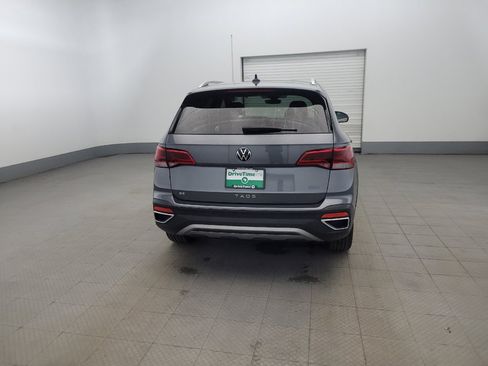 Used 2023 Volkswagen Taos SE w/ Black Wheel Package image 7