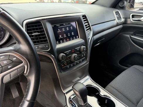Used 2019 Jeep Grand Cherokee Laredo image 18