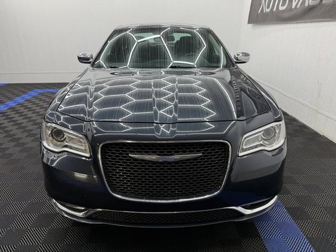 Used 2017 Chrysler 300 C RWD image 4