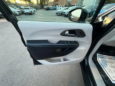 Used 2021 Chrysler Pacifica Touring-L image 40