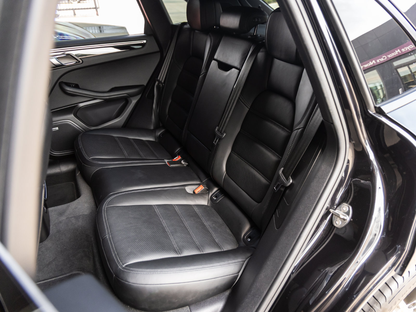 Used 2018 Porsche Macan Sport Edition AWD/4WD image 29