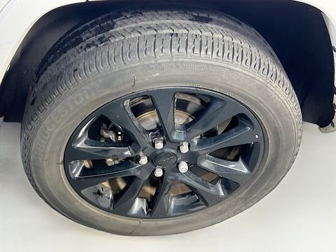 Used 2022 Jeep Grand Cherokee Laredo X image 30