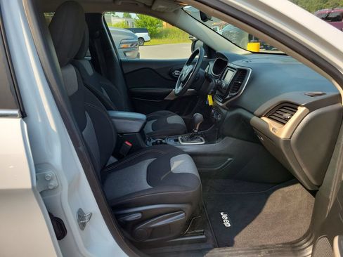 Used 2018 Jeep Cherokee Latitude FWD image 36