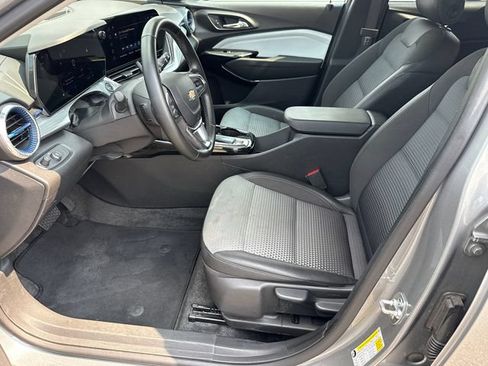 Used 2025 Chevrolet Trax LT w/ LT Convenience Package FWD image 9