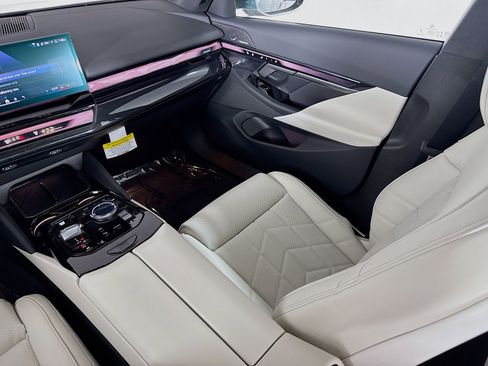 Used 2026 BMW 540i xDrive w/ Premium Package image 25