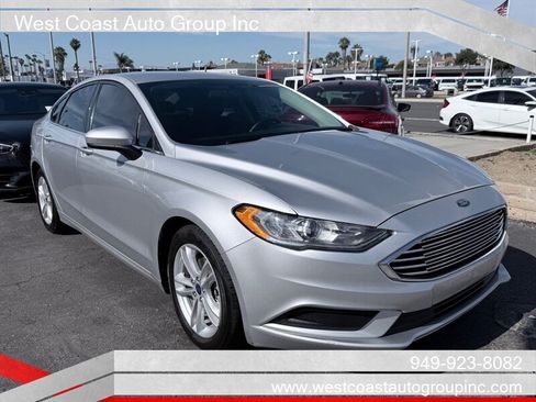 Used 2018 Ford Fusion SE w/ Fusion SE Technology Package FWD image 3