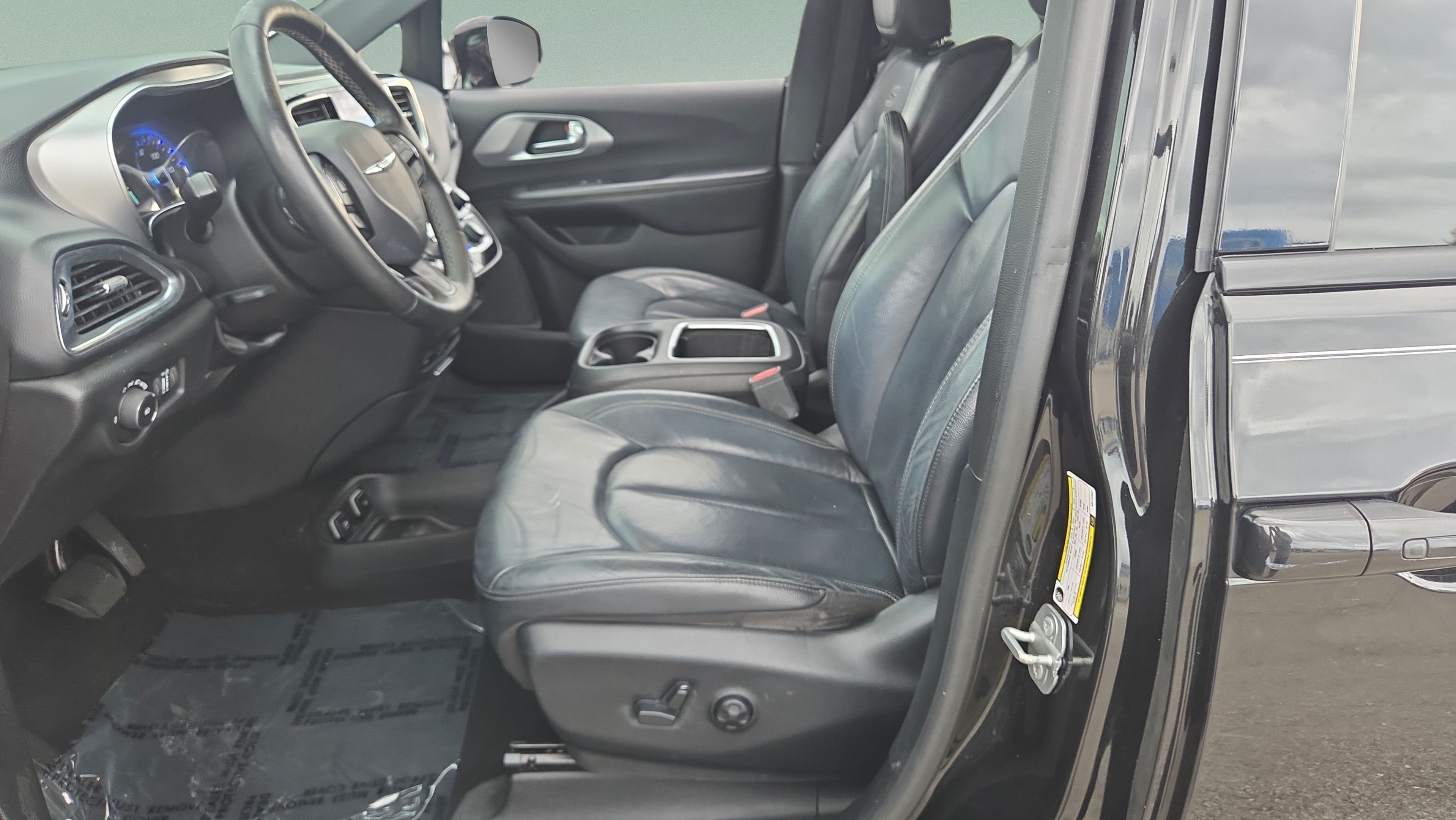 Used 2019 Chrysler Pacifica Touring-L Plus w/ S Appearance Package FWD image 9