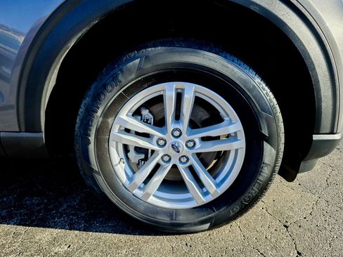 Used 2023 Ford Explorer XLT image 25