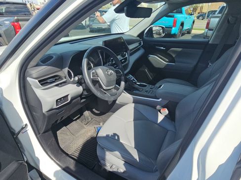 Used 2023 Toyota Highlander XLE AWD/4WD image 25