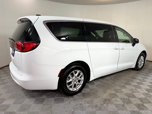 Used 2023 Chrysler Voyager LX FWD image 7
