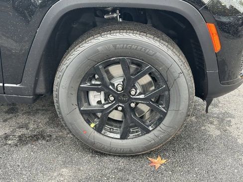 New 2025 Jeep Grand Cherokee L Altitude image 12