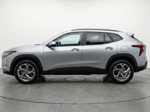 Used 2025 Chevrolet Trax LT FWD image 5