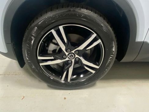 Used 2025 Volvo XC40 B5 Core image 5