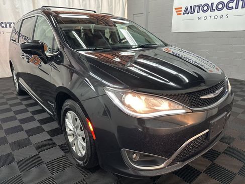 Used 2017 Chrysler Pacifica Touring-L FWD image 2