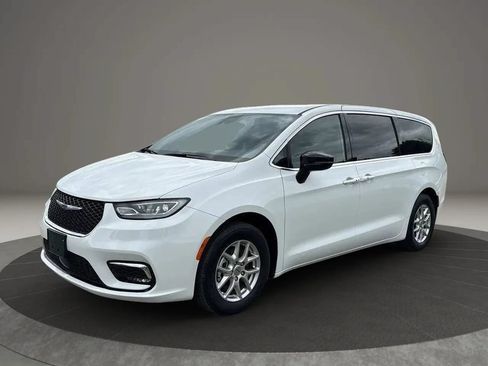 Used 2025 Chrysler Pacifica Select FWD image 2