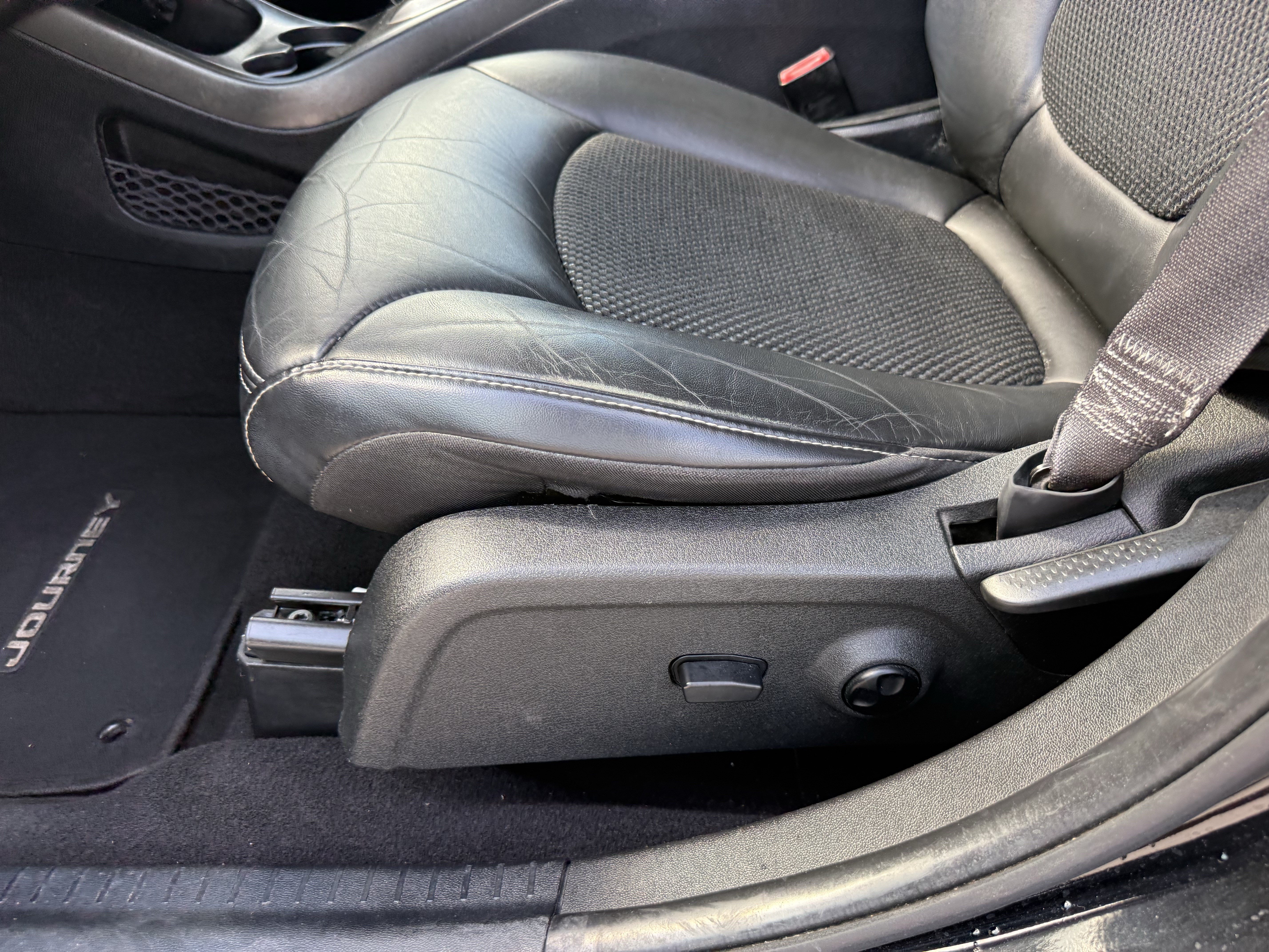 Used 2017 Dodge Journey Crossroad w/ Popular Equipment Group FWD image 29