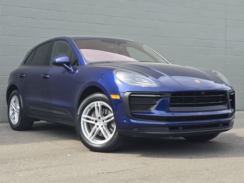 Certified 2022 Porsche Macan AWD/4WD image 12