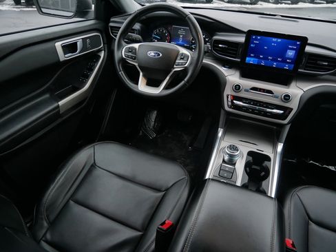 Used 2023 Ford Explorer XLT w/ Equipment Group 202A image 9