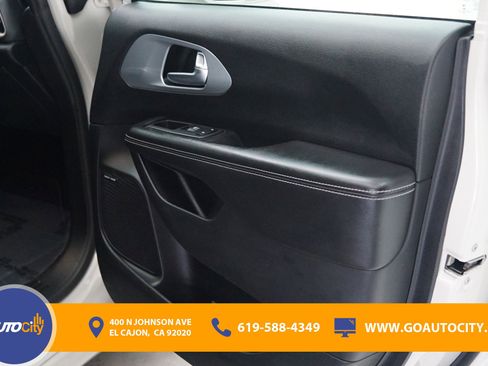 Used 2020 Chrysler Pacifica Touring-L Plus FWD image 17