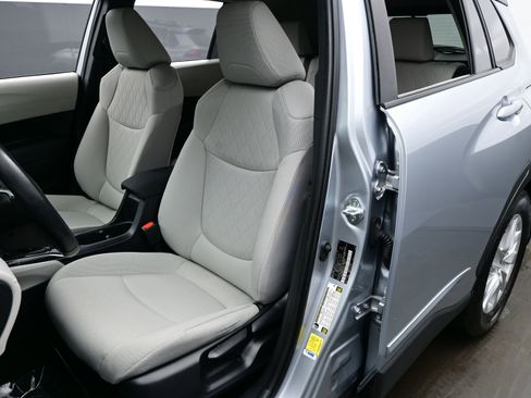 Used 2023 Toyota Corolla Cross LE image 11