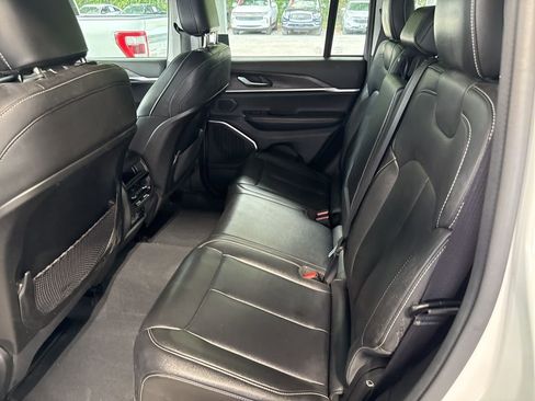 Used 2023 Jeep Grand Cherokee Limited w/ Black Appearance Package image 9