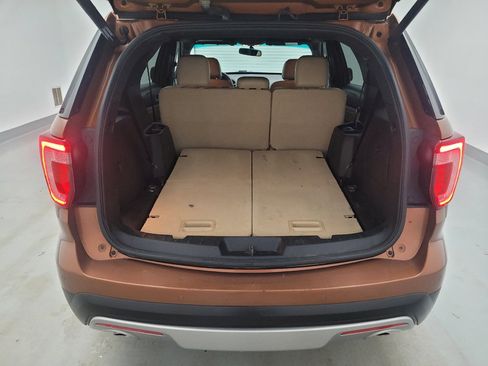 Used 2017 Ford Explorer XLT w/ Equipment Group 202A AWD/4WD image 29