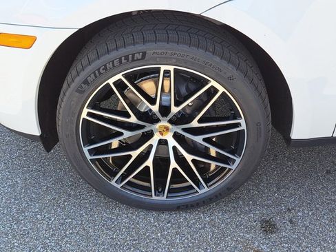 Certified 2025 Porsche Macan image 14