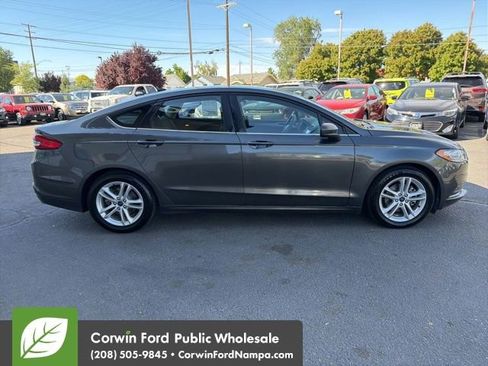 Used 2018 Ford Fusion SE w/ Fusion SE Technology Package FWD image 4